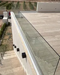 Balcón perimetral con vidrio templado