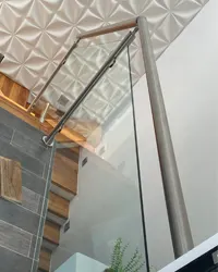 Barandal de aluminio con vidrio templado