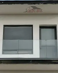 Ventana y puerta de aluminio con barandal de vidrio templado