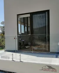 Puerta de cancel y barandal de vidrio templado instalado por Grupo AVOS en Querétaro