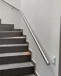 Barandal de aluminio para escalera instalado por Grupo AVOS