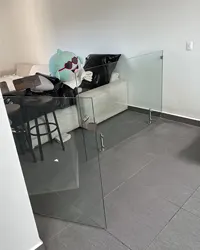 División para mascotas de vidrio templado instalada por Grupo AVOS