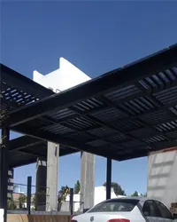 Techo para cochera tipo pérgola vehicular instalado por Grupo AVOS