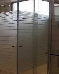 Cancel de baño semitransparente instalado por Grupo AVOS