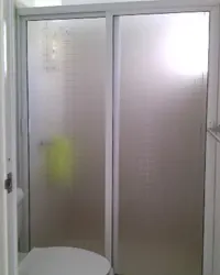 Cancel de baño de vidrio instalado por Grupo AVOS