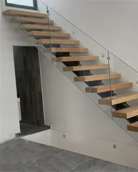 Escalera con barandal de vidrio instalada por Grupo AVOS