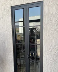 Puerta de acceso de aluminio instalada por Grupo AVOS en Querétaro