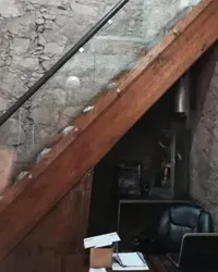 Barandal de vidrio con pasamanos instalado por Grupo AVOS