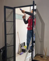 Sellado de marco de puerta de aluminio realizado por Grupo AVOS