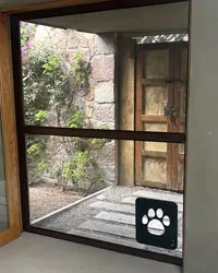 Puerta de acceso para mascotas instalada por Grupo AVOS