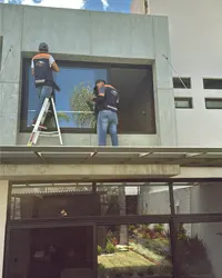 Instalación de ventana de aluminio realizada por Grupo AVOS