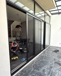 Ventana panorámica con mosquitero corredizo instalada por Grupo AVOS