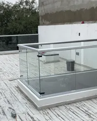 Baranda de azotea en aluminio instalada por Grupo AVOS