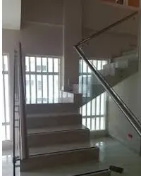 Barandal de aluminio y vidrio templado instalado por Grupo AVOS