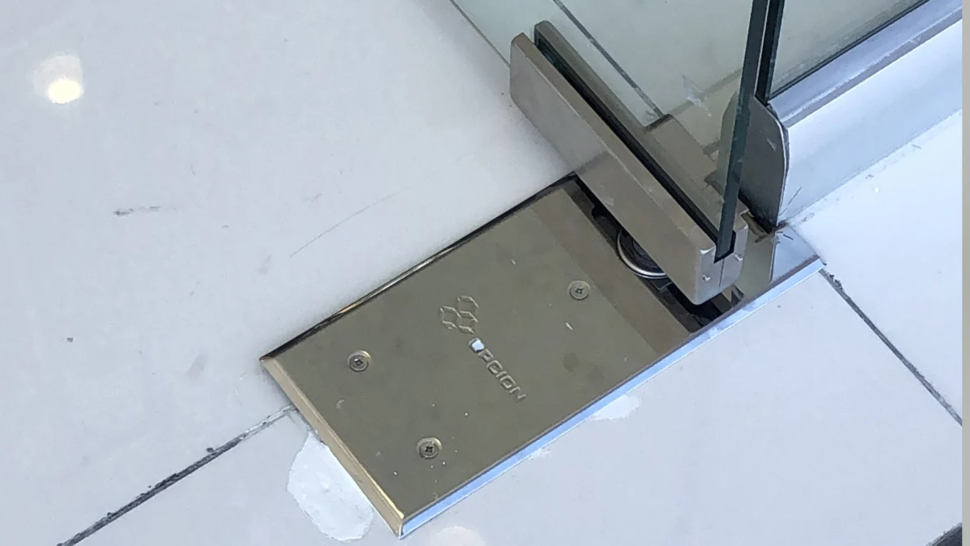 Sistemas de anclaje profesional para fachadas comerciales