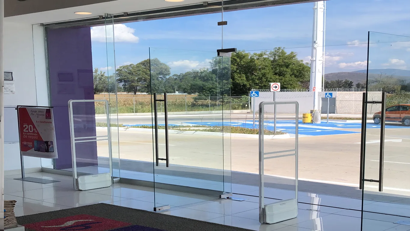 Sistemas de anclaje profesional para fachadas comerciales