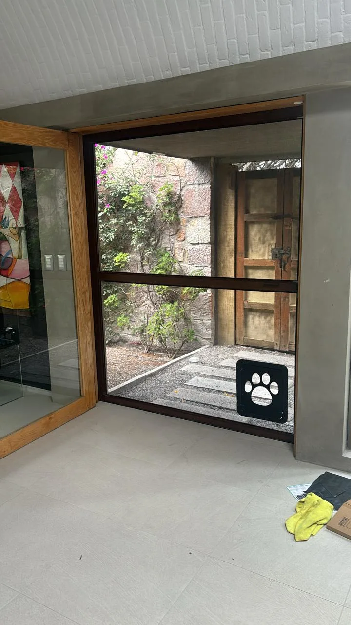 Mosquitero con puerta para mascota